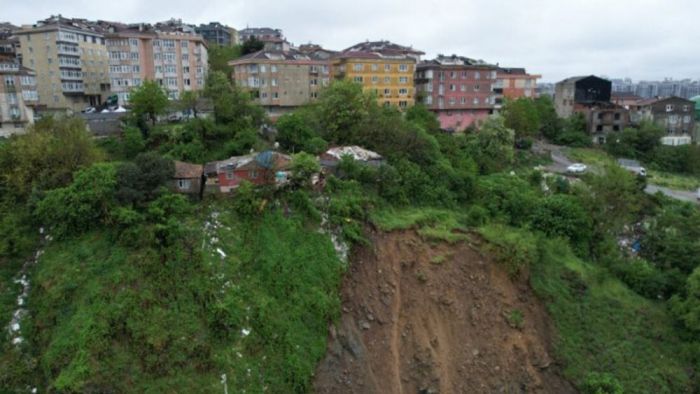 İstanbul’da toprak kayması: 30 ev tahliye edildi