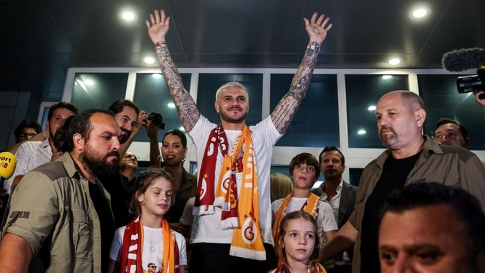 Icardi’den Galatasaray taraftarlarına imzalı krampon hediyesi