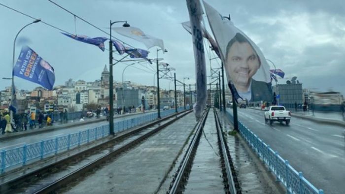 Murat Kurum’un afişi İstanbul’da ulaşımı aksattı