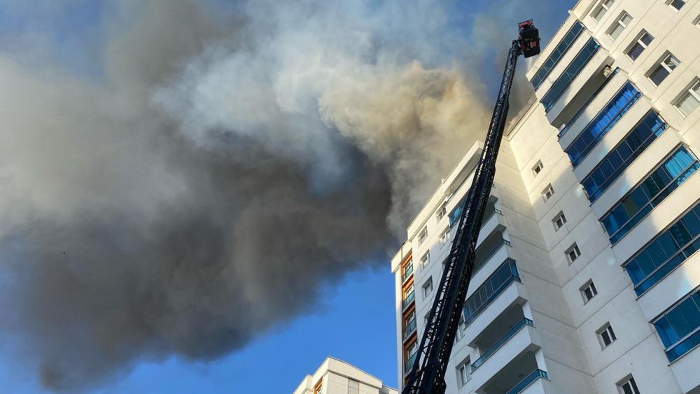 Diyarbakır’da itfaiyeciler alevlerin arasında kaldı